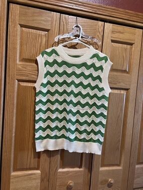 Women’s Sleeveless Wave-Knit Top in Green and Cream